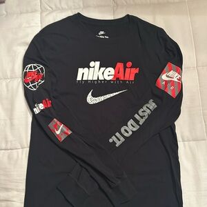 Men's long sleeved Nike tee.